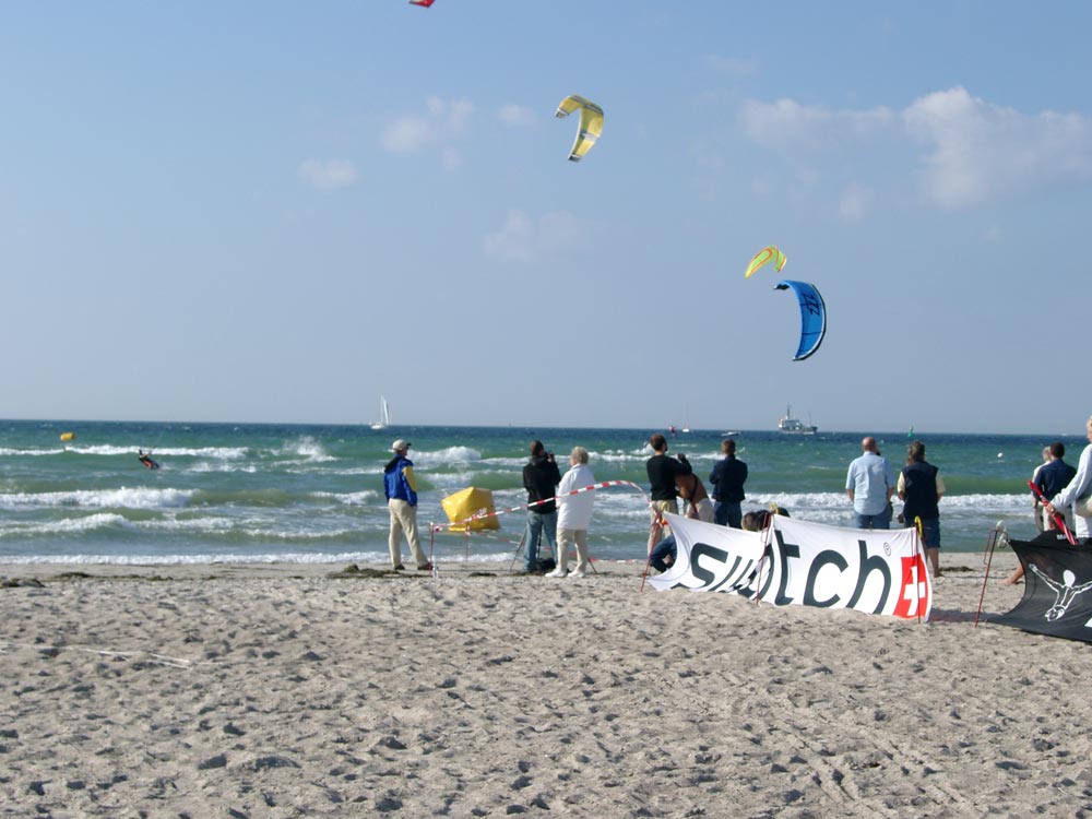 Kitesurfen am Warnemünder Strand - Foto: Rainer Voß